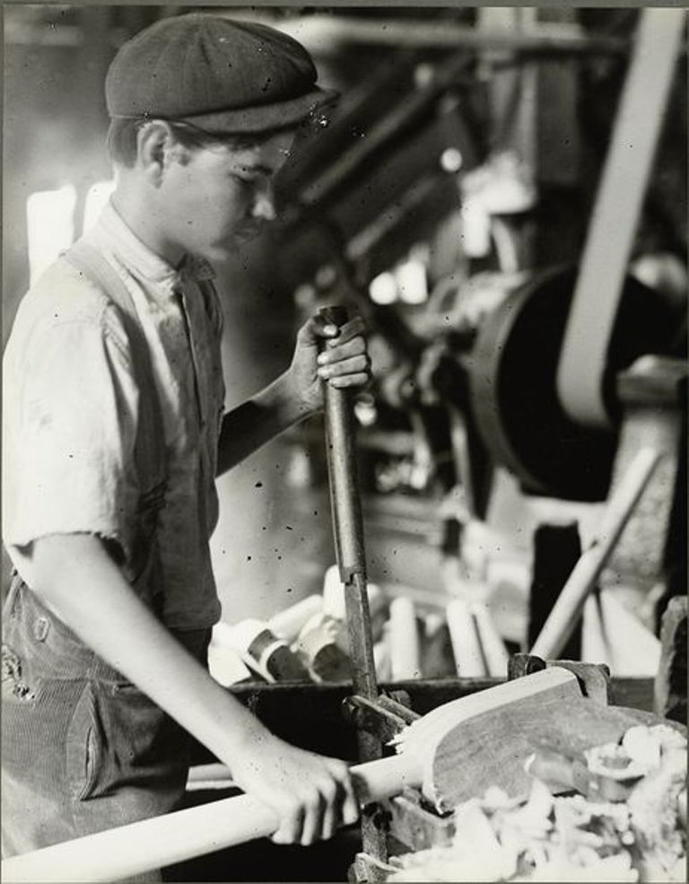 Пятнадцатилетний мальчик, управляющий опасной бурильной машиной, сентябрь 1913