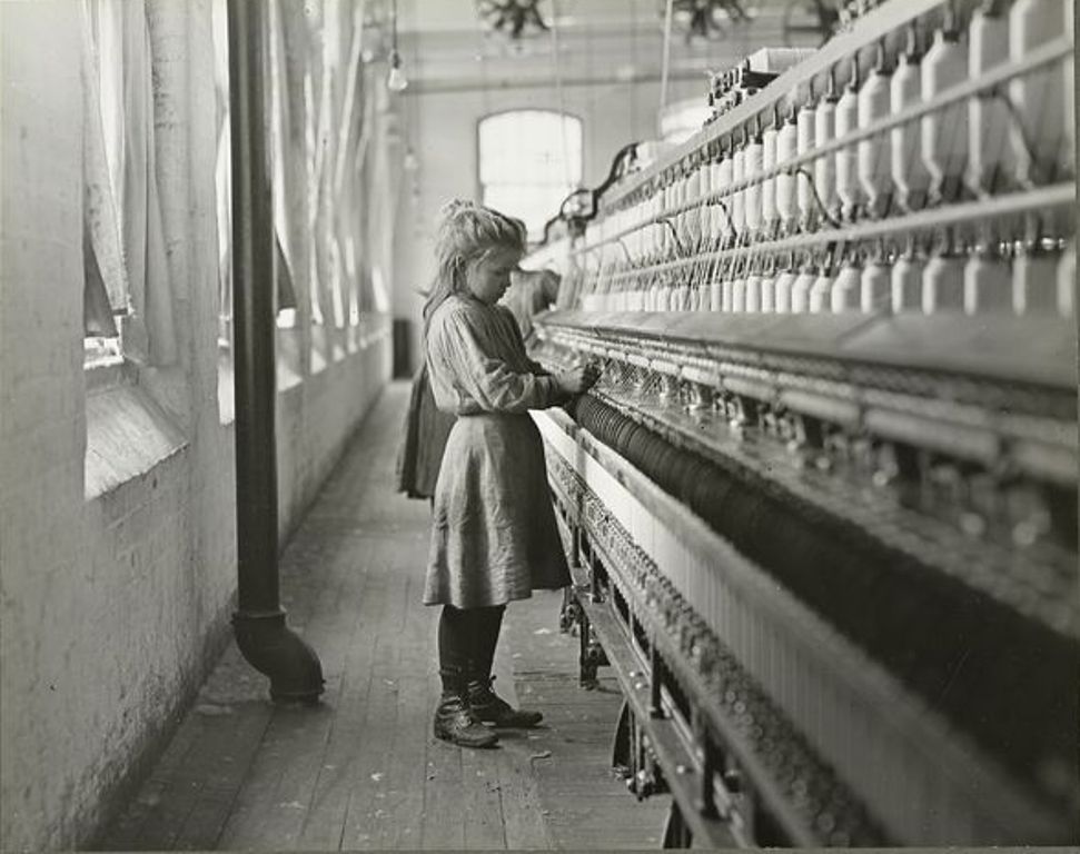 Маленький прядильщик на хлопкопрядильной фабрике, декабрь 1908