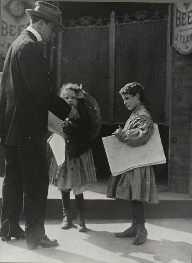 Девочки тоже могут торговать газетами. Май 1910