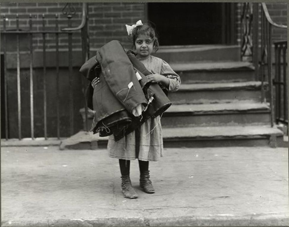 Маленькая девочка, занимающаяся надомной работой, 1912