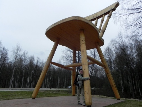 Памятник стулу