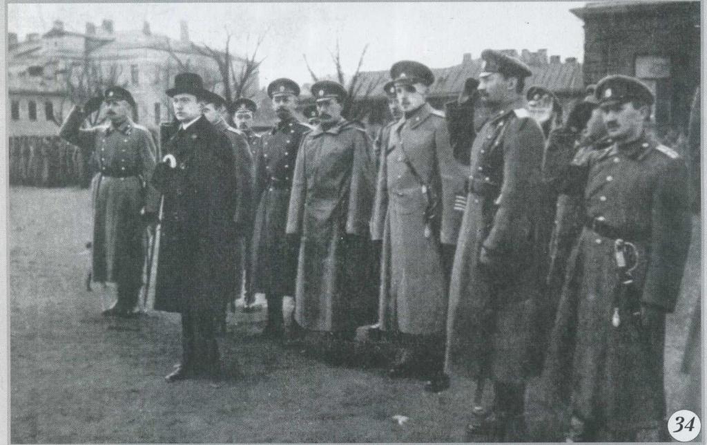 Военный министр А. Ф. Керенский производит смотр солдат гвардии Литовского полка. Апрель 1917