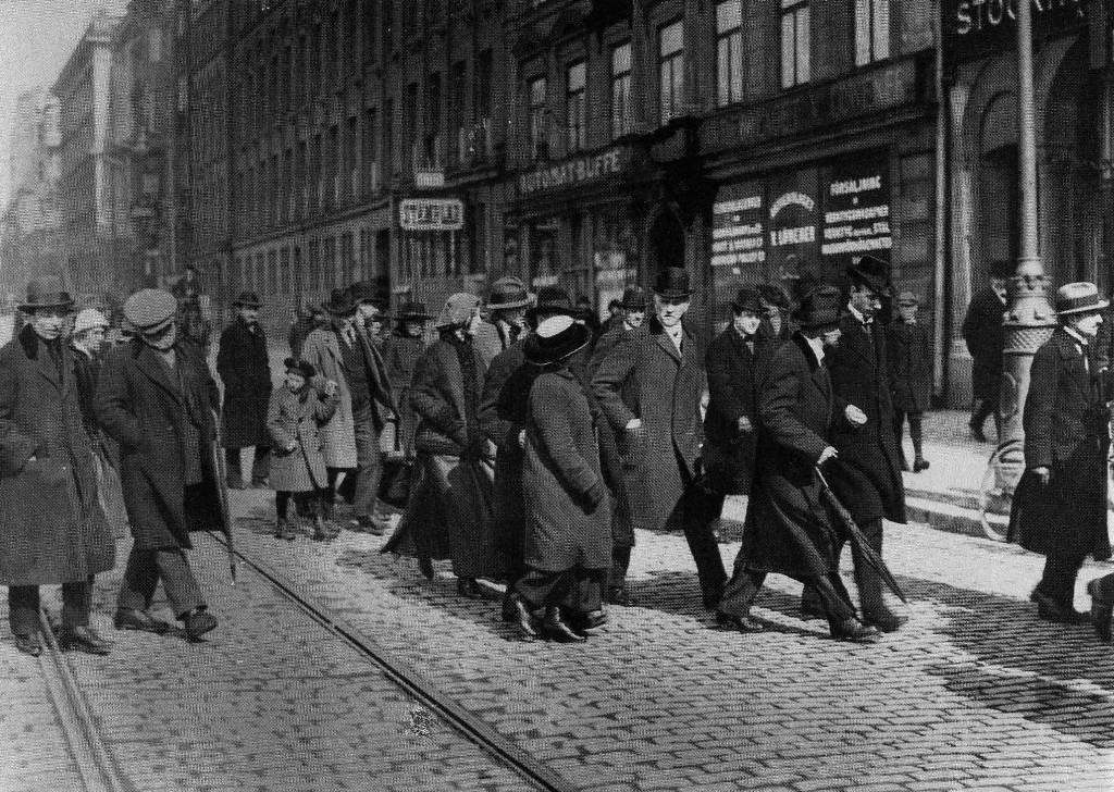 1 апреля. В.И.Ленин и группа русских политэмигрантов в Стокгольме по пути из Швейцарии в Россию.