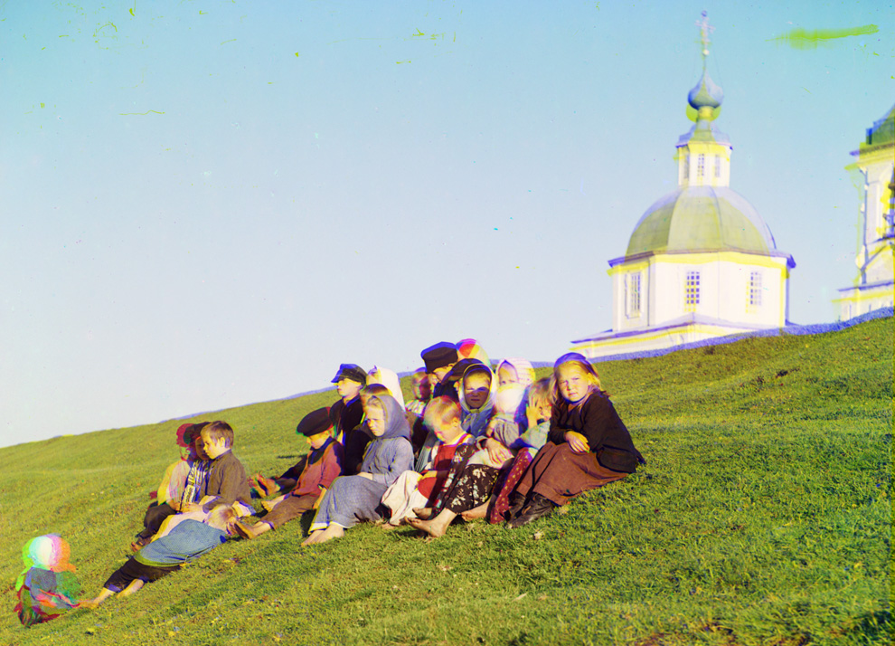 Дети сидят на холме