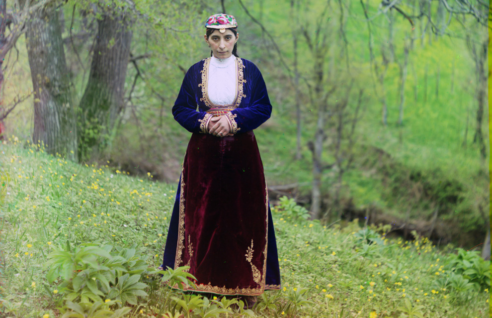 Армянка в национальном костюме