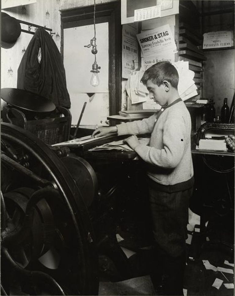 Двенадцатилетний итальянский мальчик работает в типографии, 1913