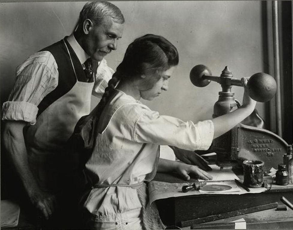 15-летняя девочка, управляющая чеканочным прессом, январь 1917