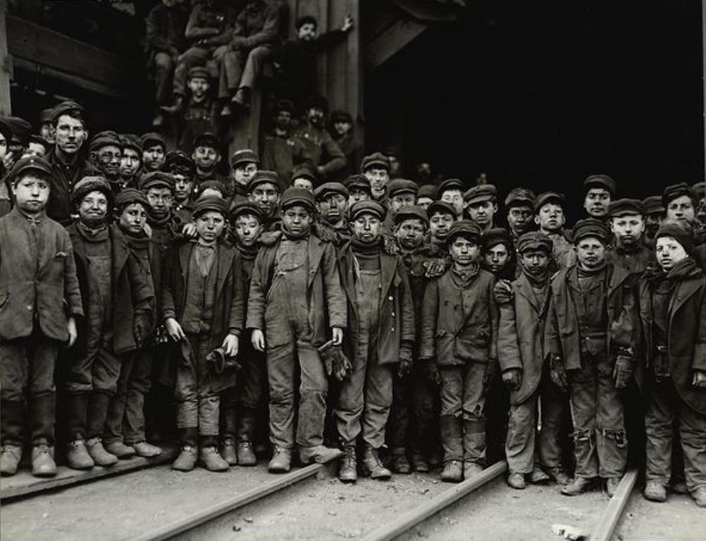 Группа молодых работников на дробилке, январь 1911