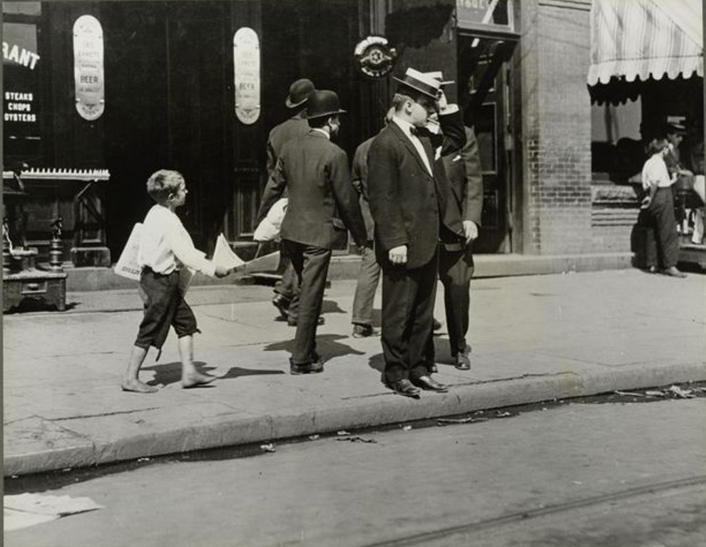 Молодой разносчик газет высматривает клиента, 1912
