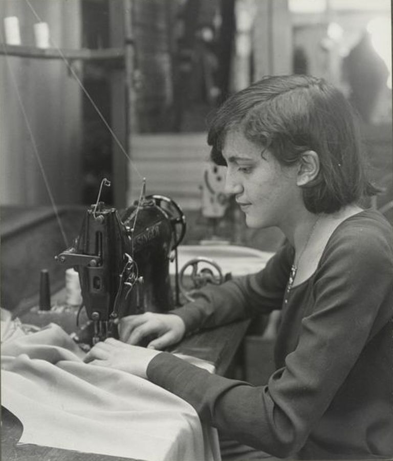 Фанни Ф., работающая на электрической ниткошвейной машине, январь 1930