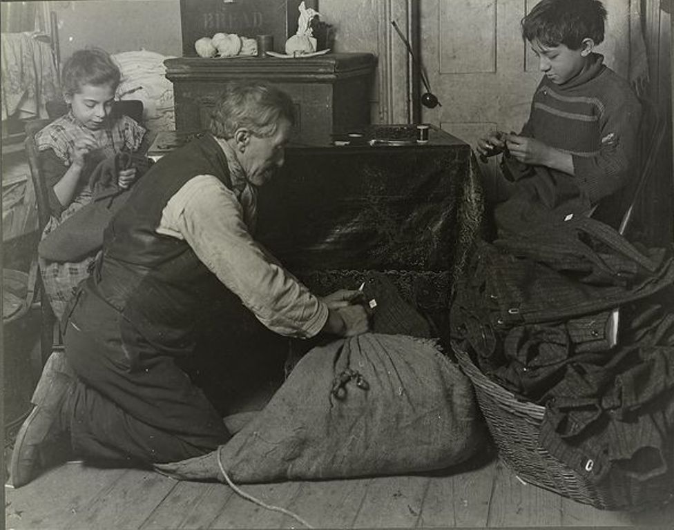 Г-н Виэнна, Джозефина, 9 лет и Николас, 12 лет разбирают принесенную одежду, январь 1908