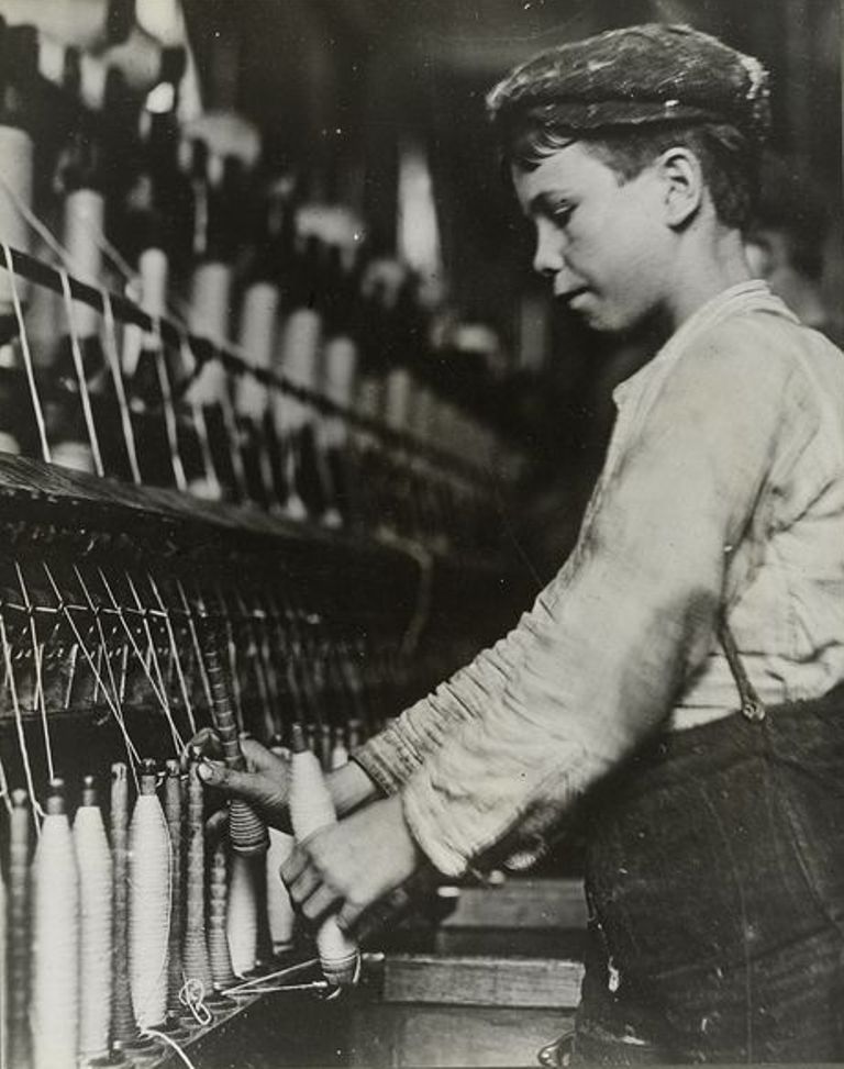 Малолетний работник возле съемных валиков. Январь 1909