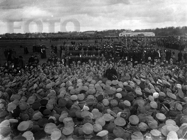 Москва. Митинг на Ходынском поле в первые дни революции.